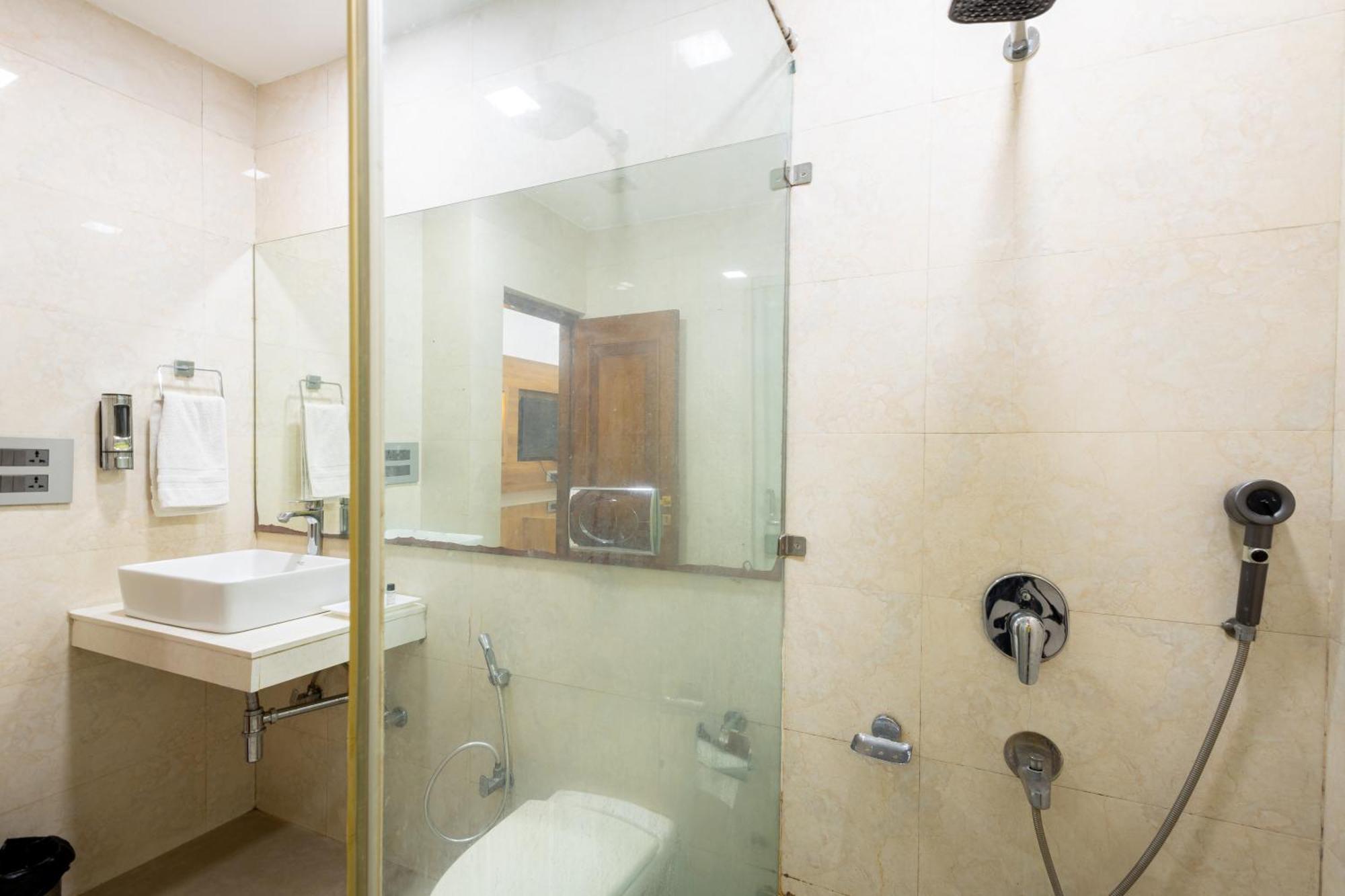 Hotel Panickers Residency - Ajmal Khan Market Near Karol Bagh Metro Дели Экстерьер фото