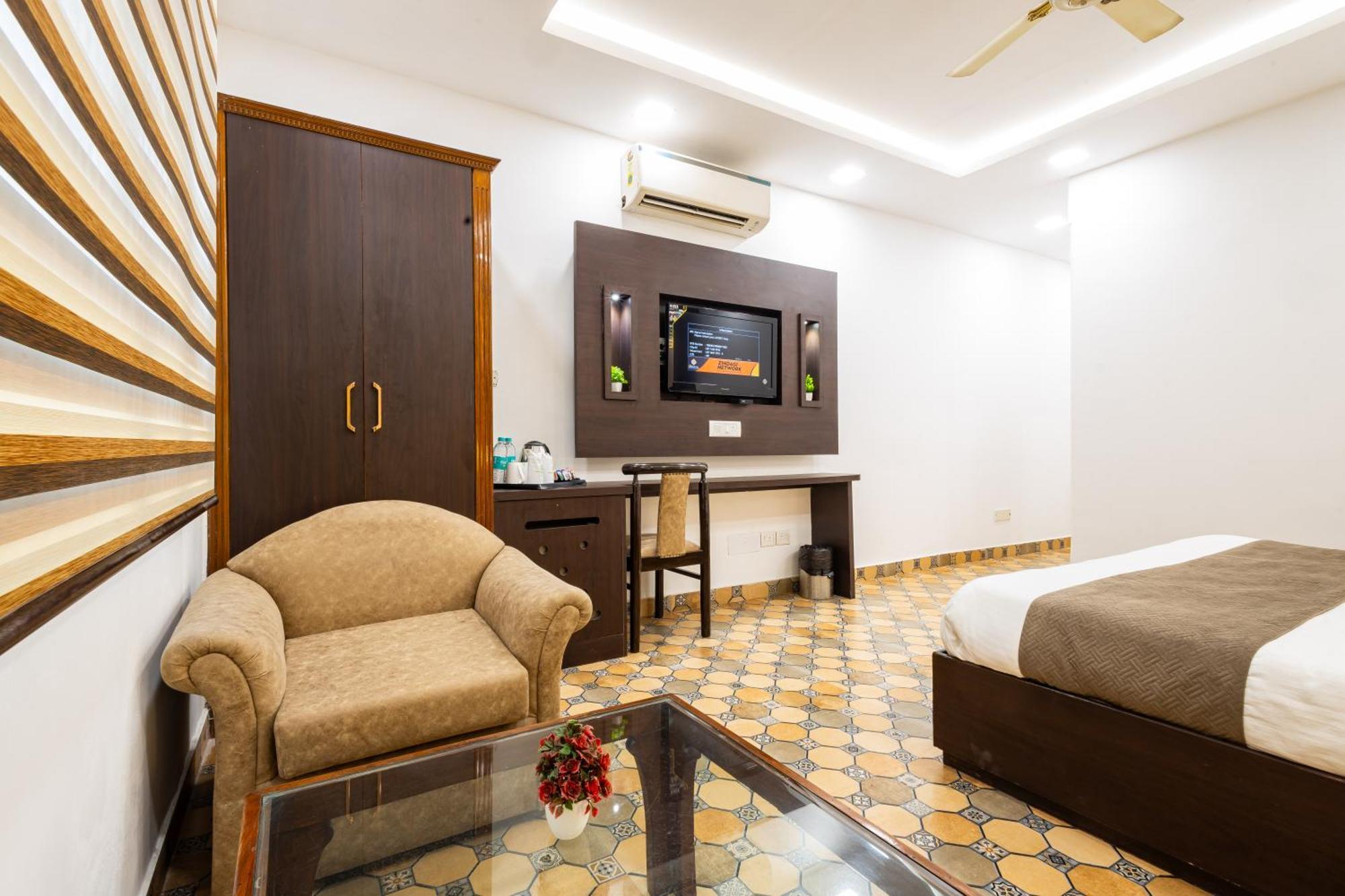 Hotel Panickers Residency - Ajmal Khan Market Near Karol Bagh Metro Дели Экстерьер фото
