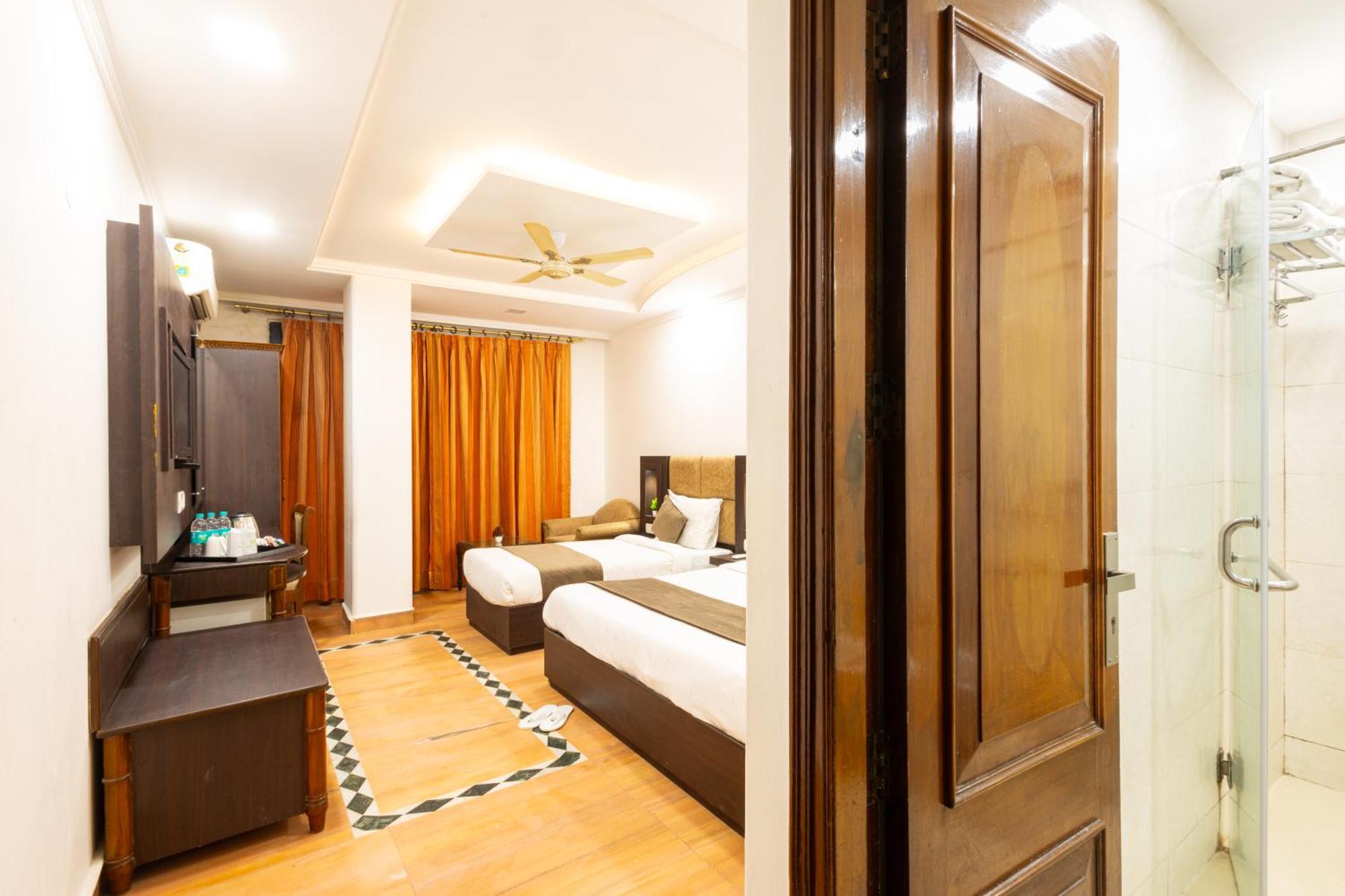 Hotel Panickers Residency - Ajmal Khan Market Near Karol Bagh Metro Дели Экстерьер фото